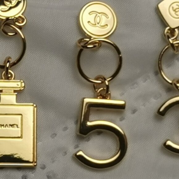 Authentic Chanel No. 5 Key Ring Charm Gold Chain 2023 XMas Collection Limited Ed - Picture 7 of 14